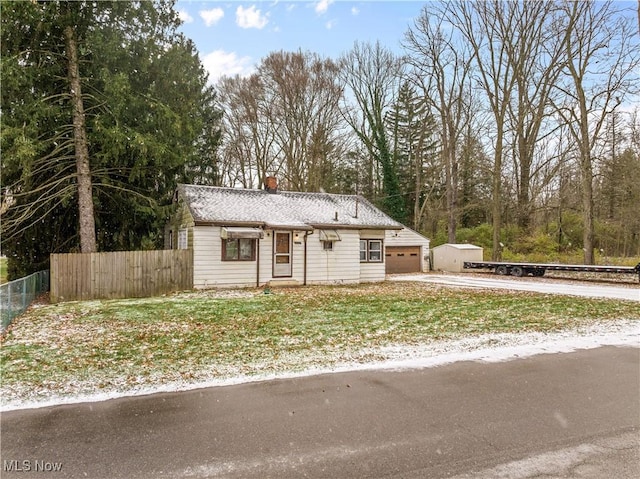 view of front of property featuring a front yard