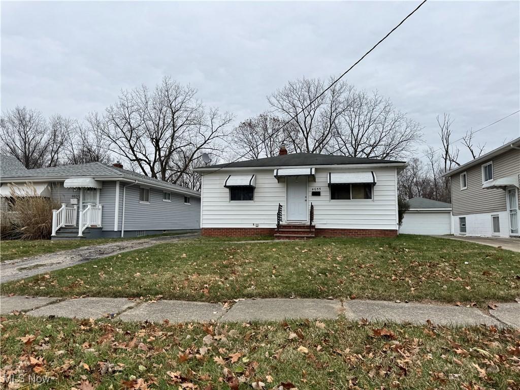 view of front of home with a front yard