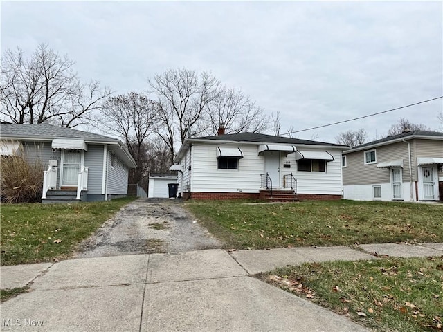 view of front of house with a front lawn