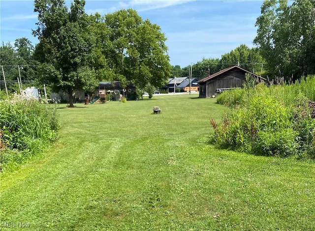 view of yard with an outbuilding