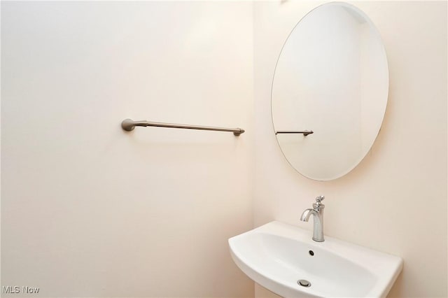 bathroom featuring sink