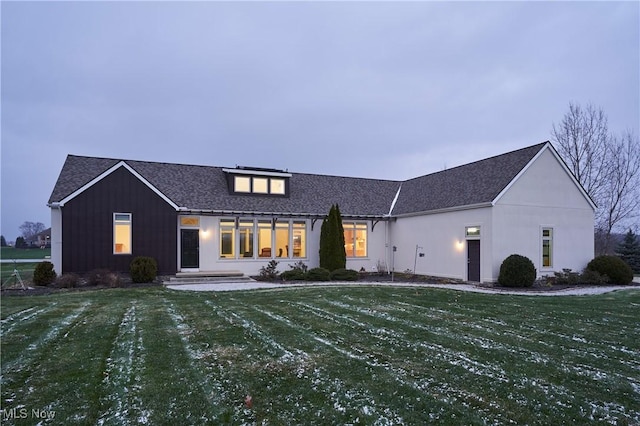 view of front facade with a front yard