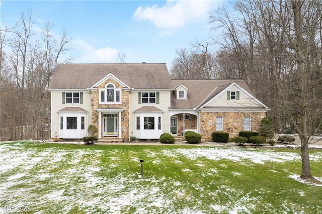 view of front of property featuring a lawn