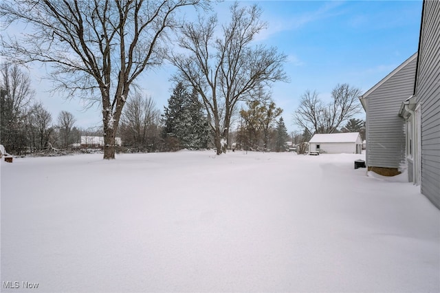 view of yard layered in snow