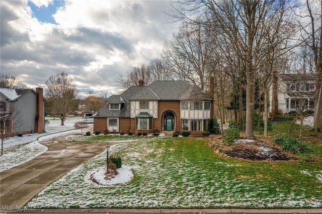 view of front of property with a front yard