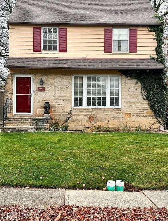 front facade with a front yard