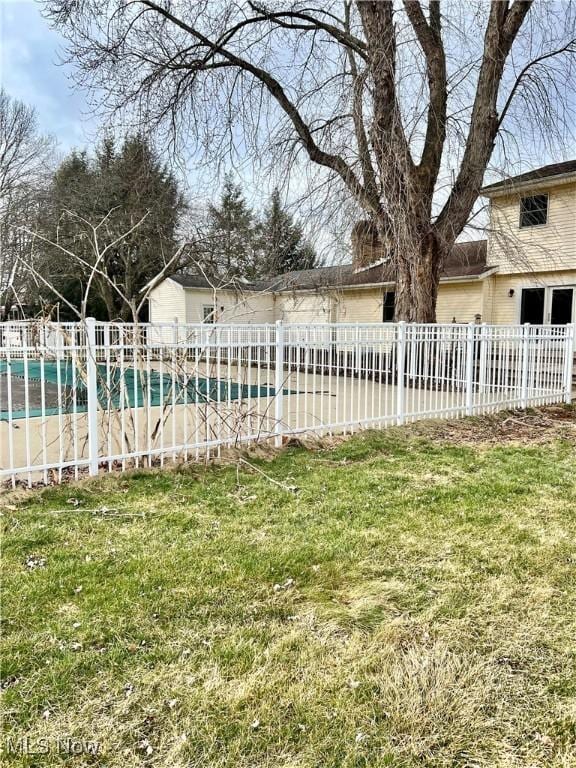 view of yard with a covered pool