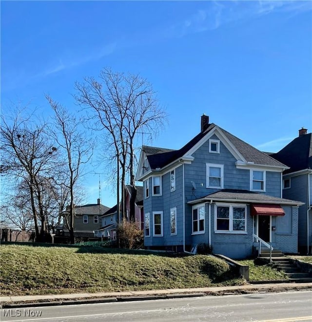 view of front of house featuring a front yard