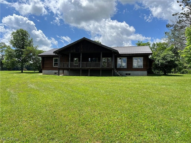 back of house featuring a lawn