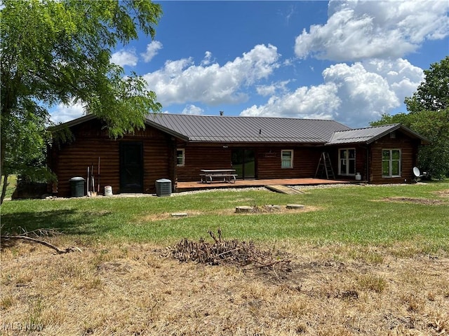 back of house featuring a lawn