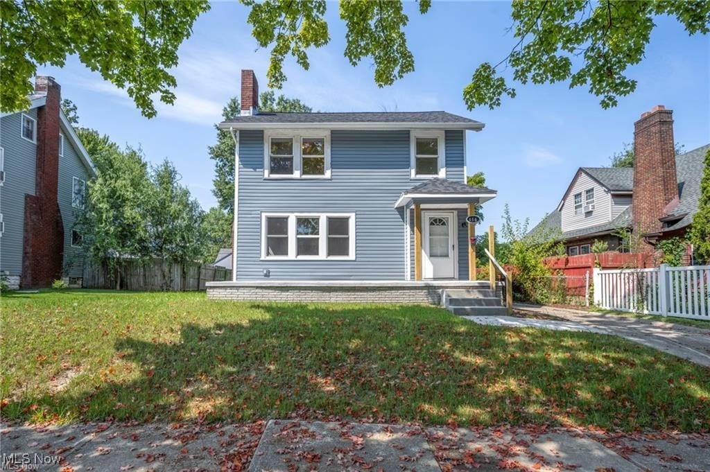 view of front of house featuring a front yard