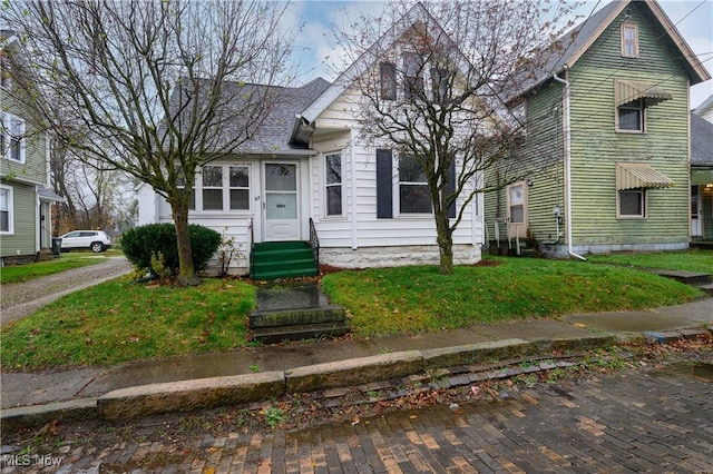 view of front of home featuring a front lawn