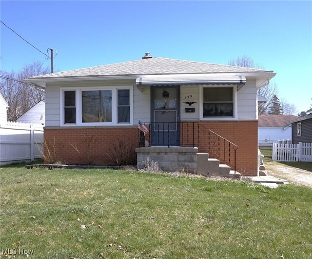 view of front facade with a front yard