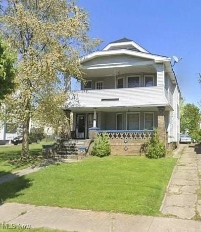 view of front facade featuring a front lawn