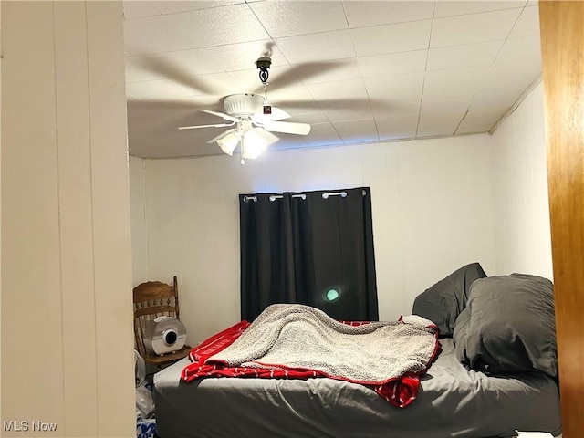 bedroom with ceiling fan