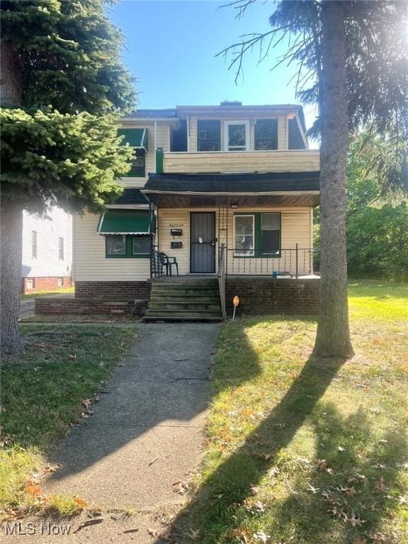 view of front of property featuring a porch and a front yard