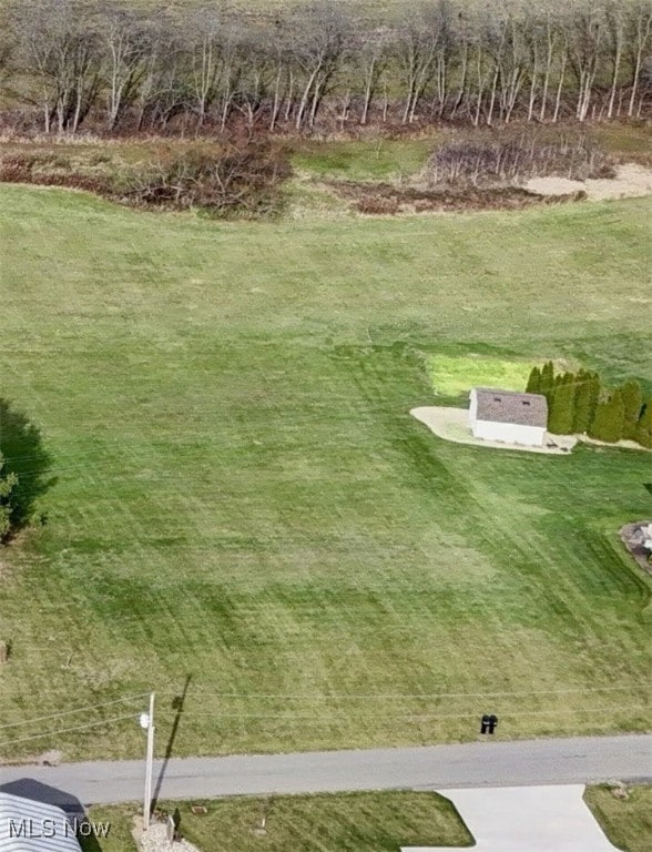 view of yard featuring a rural view