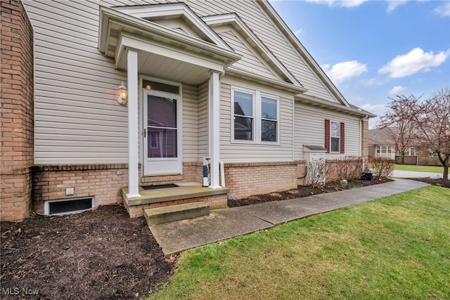 entrance to property featuring a yard