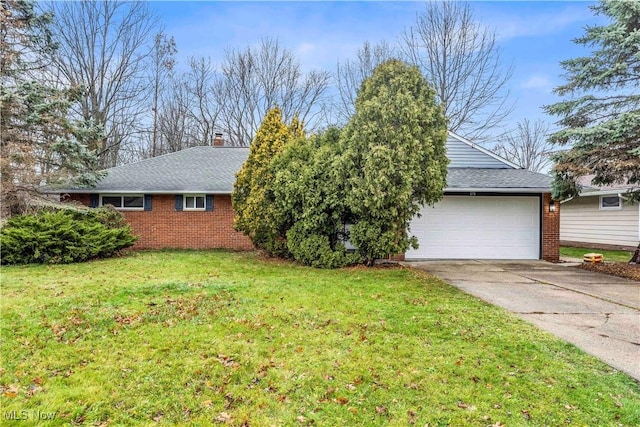 view of front of property featuring a front yard and a garage