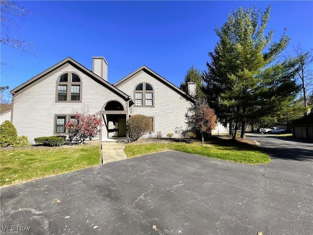 view of front of property featuring a front yard