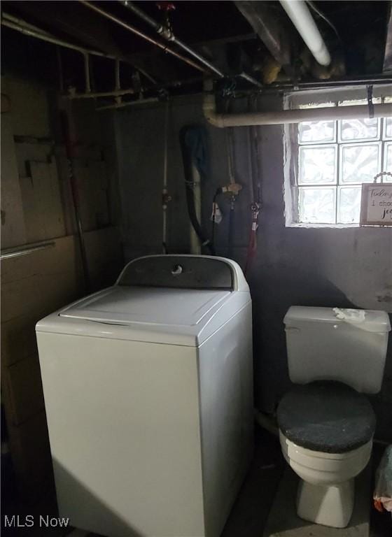 laundry area featuring washer / dryer