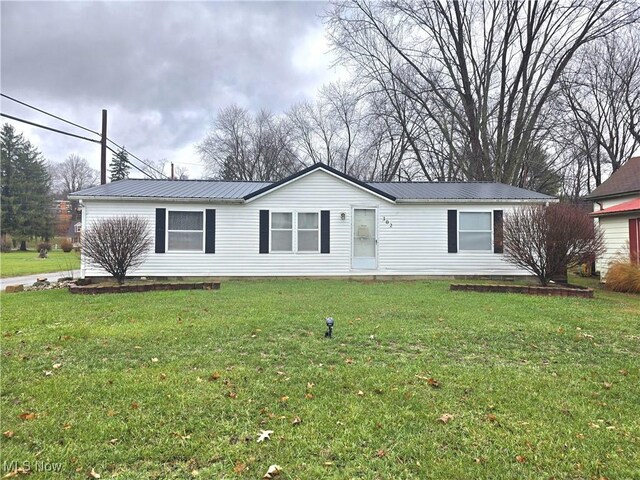 view of front of house featuring a front yard