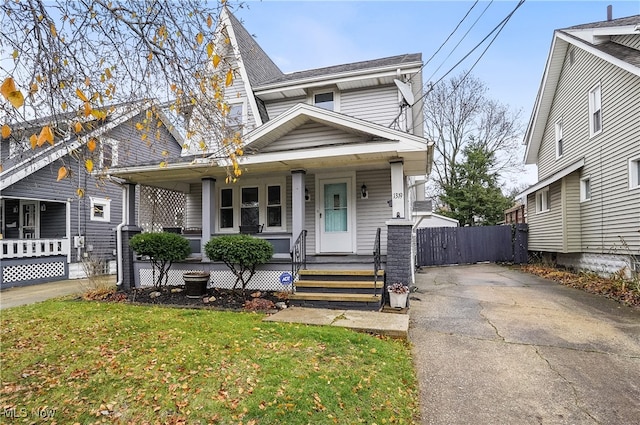 view of front facade featuring a porch and a front yard