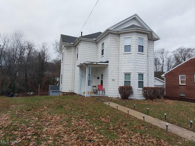 view of front of home with a front yard