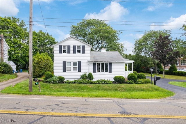 view of front facade featuring a front yard