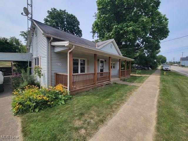 view of front of property featuring a front lawn and a porch