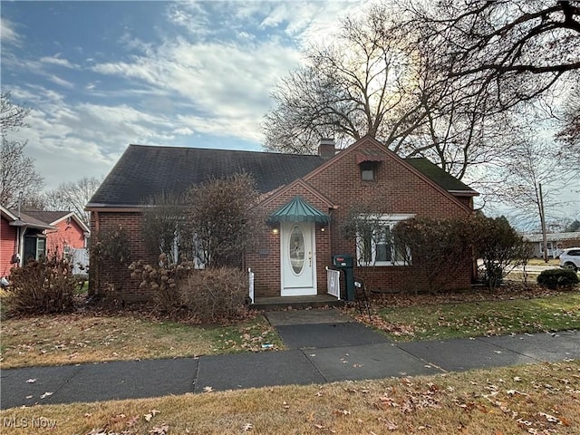 view of front of house featuring a front lawn