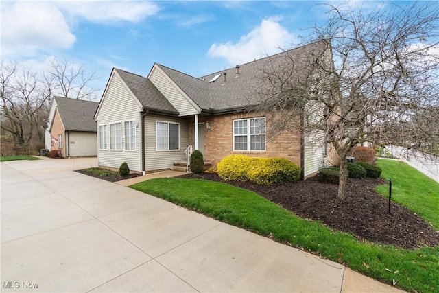 view of front of house with a front lawn