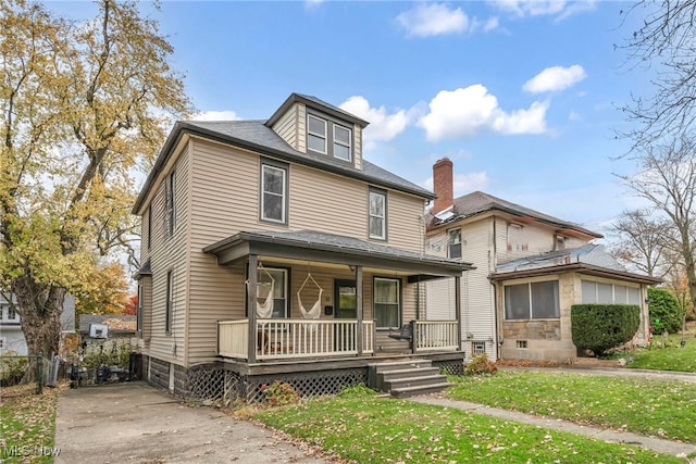 view of front of property with a front lawn and covered porch