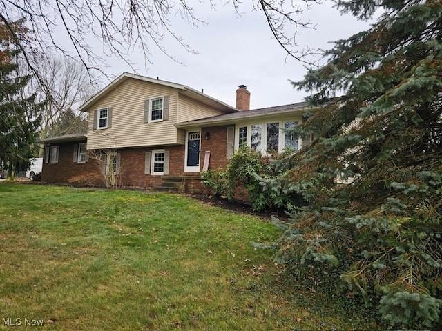 view of front facade featuring a front lawn