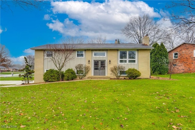 view of front facade with a front lawn