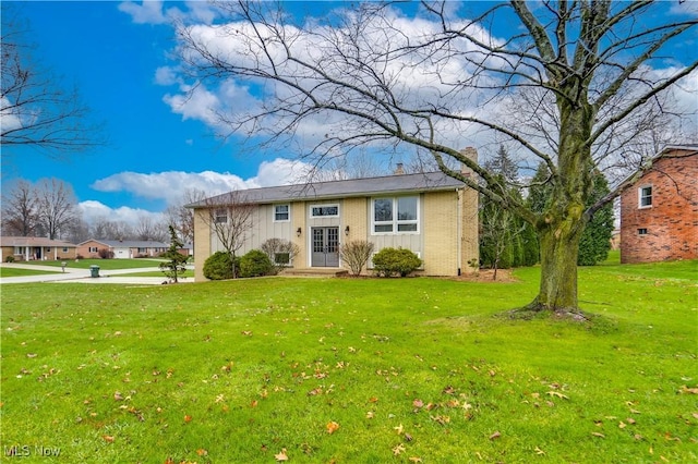 view of front of house featuring a front lawn