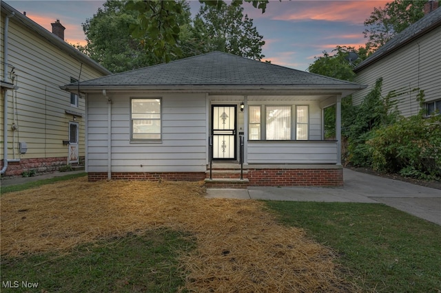 view of front of property with a lawn