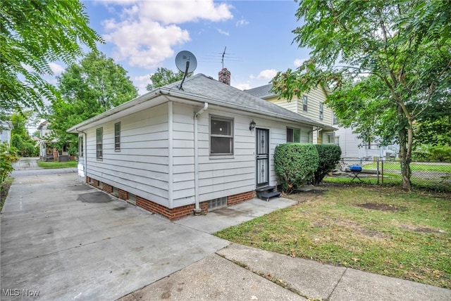 view of front of home featuring a front lawn