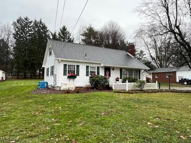 view of front of property featuring a front lawn