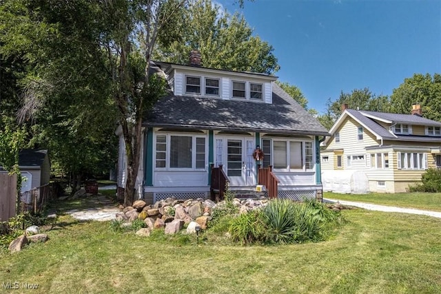 view of front of home featuring a front lawn