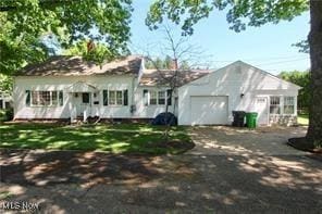 view of front facade featuring a garage and a front lawn