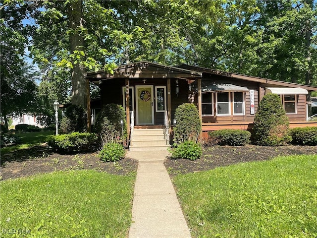 view of front of property with a front yard