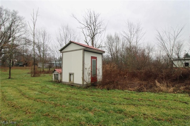 view of outdoor structure featuring a yard