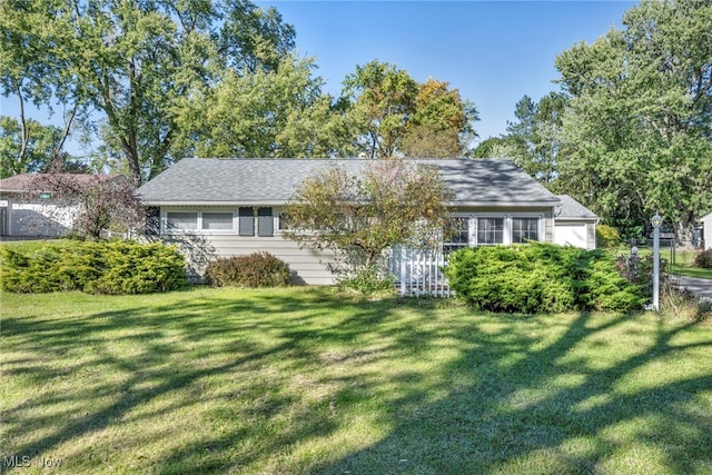 view of front of home featuring a front lawn