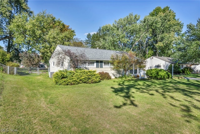 view of front of house featuring a front lawn