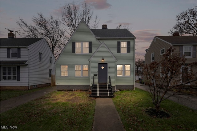 view of front of house featuring a lawn