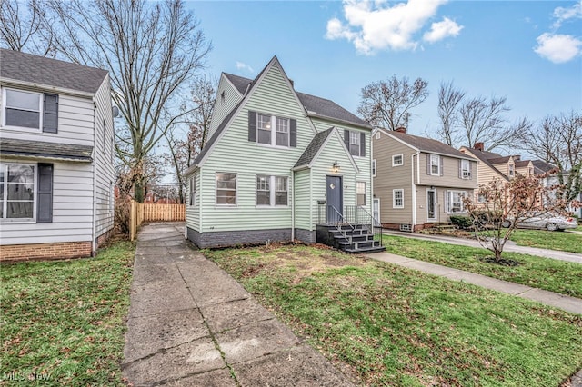 view of front property featuring a front yard