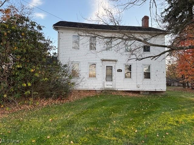 colonial inspired home featuring a front yard