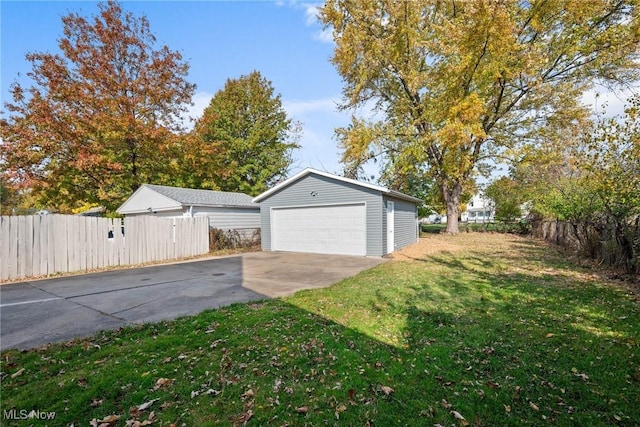 view of yard with a garage and an outdoor structure