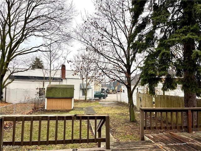 view of yard with a storage unit